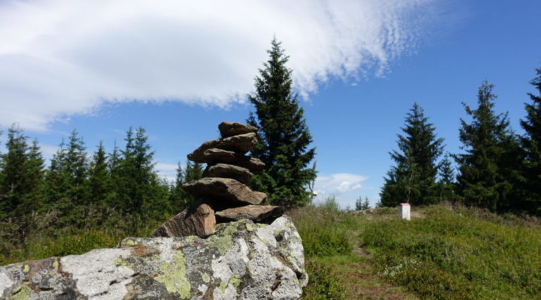 Stos kamieni przy szczycie Kowadło, Góry Złote
