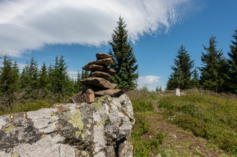 Stos kamieni przy szczycie Kowadło, Góry Złote