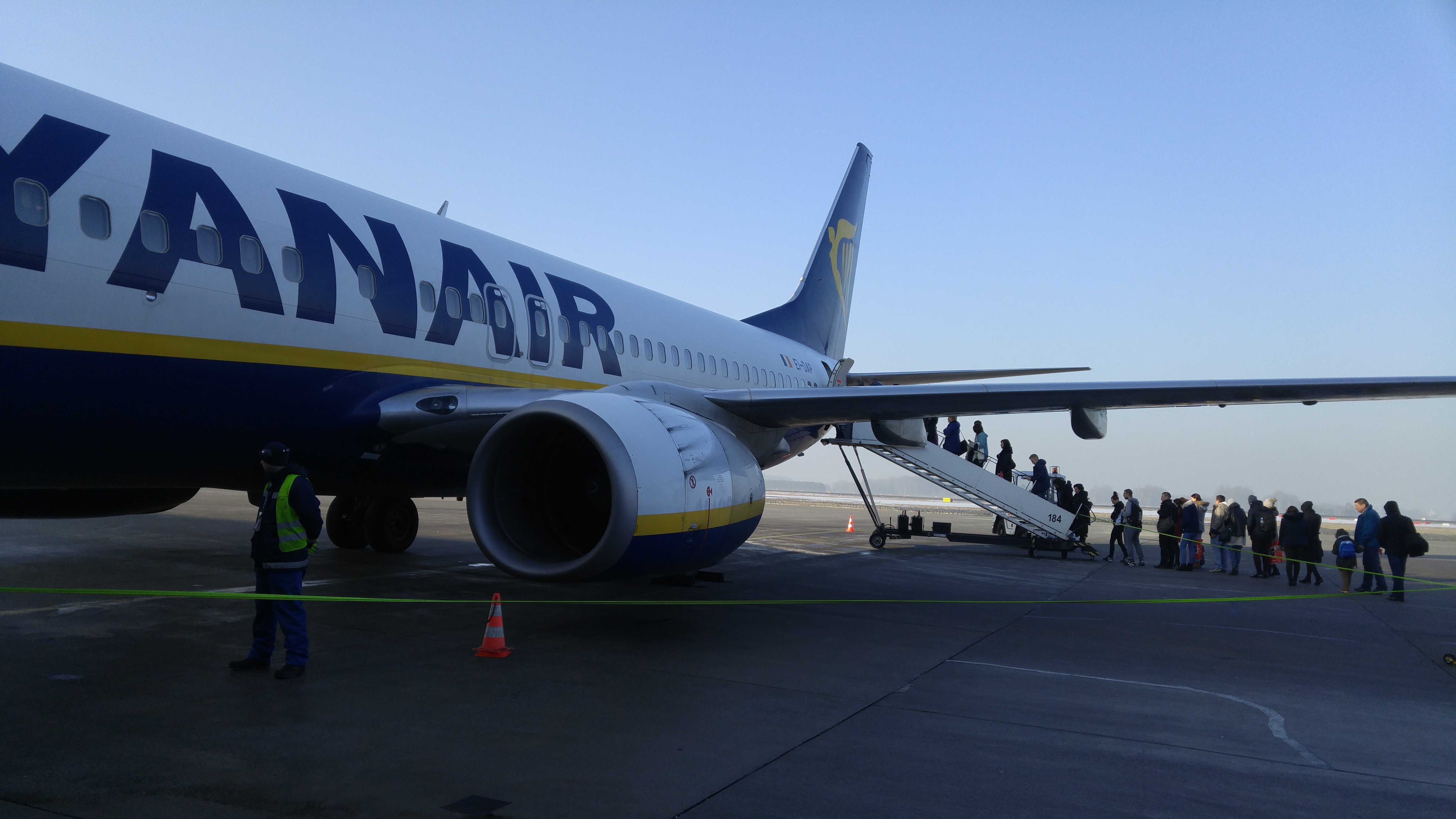 <span  class="uc_style_uc_tiles_grid_image_elementor_uc_items_attribute_title" style="color:#ffffff;">Ryanair - samolot</span>