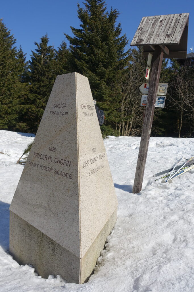 Obelisk pamiątkowy na szczycie Orlicy
