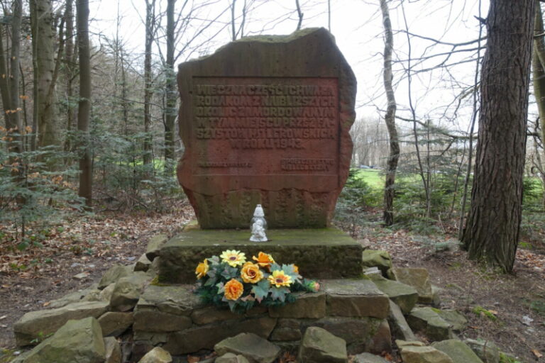 Pomnik poległych na szlaku czerwonym - Góry Świętokrzyskie