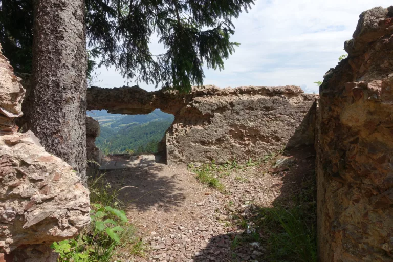 Ruiny Pałacyku Myśliwskiego Hochbergów