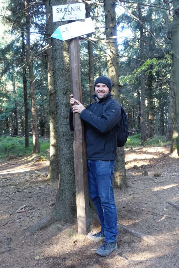 Skalnik parking i szlak z Czarnowa