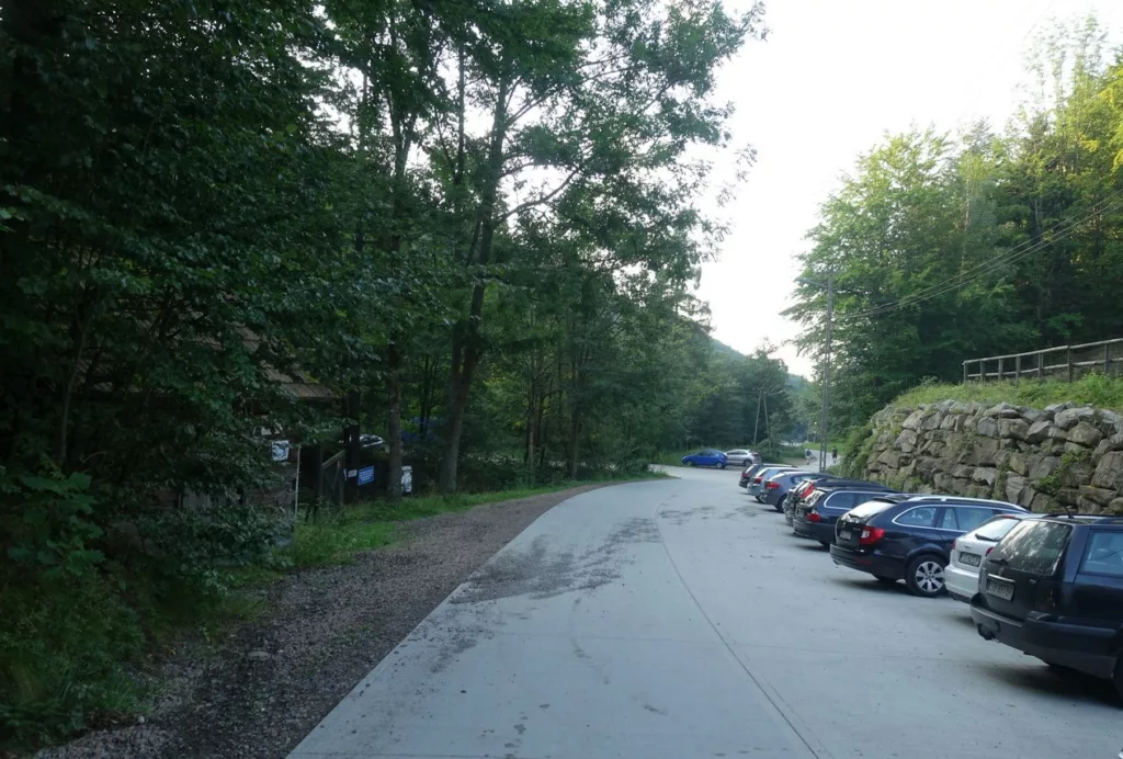 Łamana Skała parking i szlak z Rzyk