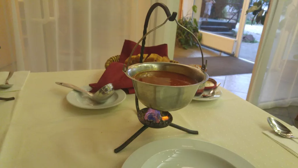 Pörkölt - gulasz węgierski